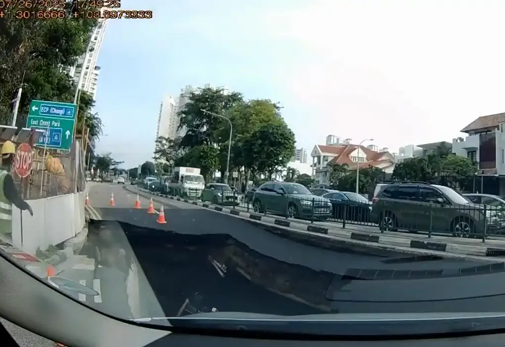 Socavón en Singapur se traga un auto