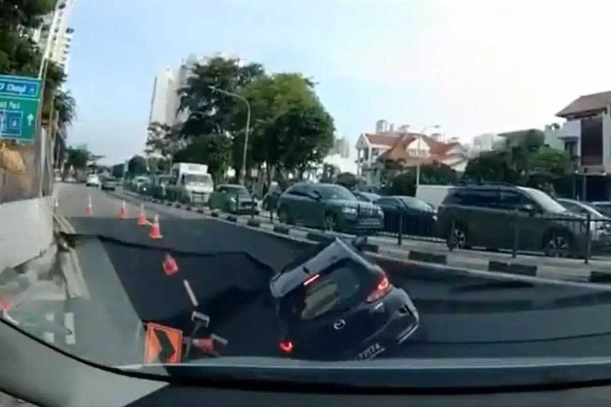 Socavón en Singapur se traga un auto