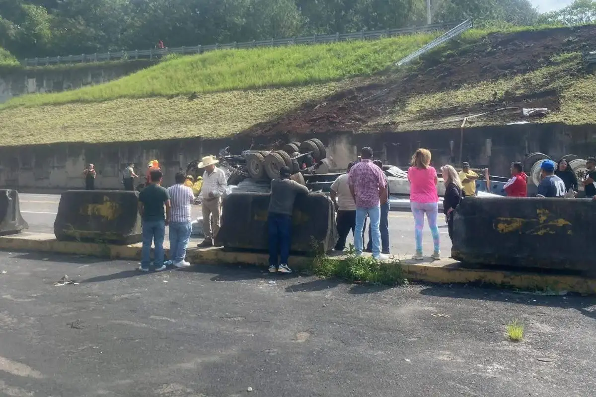 Tráiler vuelca tras usar la rampa de emergencia en la México-Tuxpan 1 tráiler en la México-Tuxpan volcó