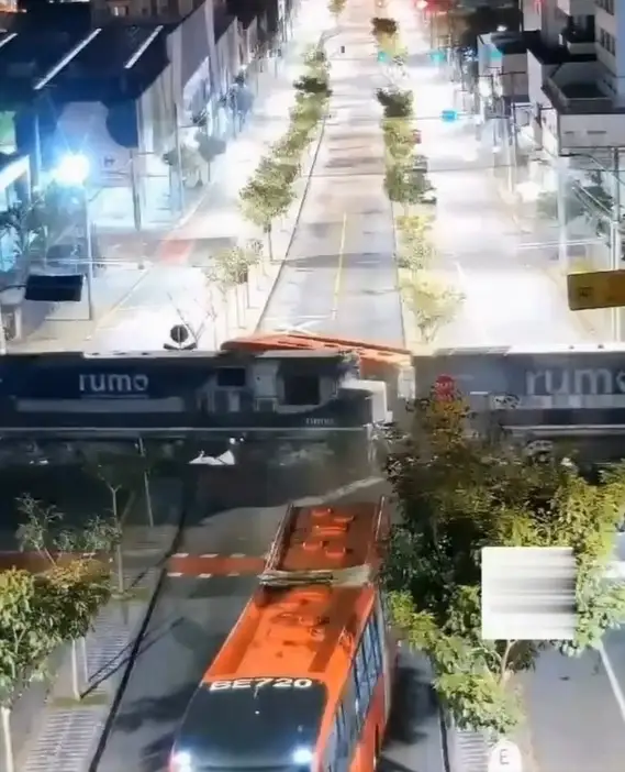 Tren parte a la mitad un Metrobús en Brasil y hay 11 heridos