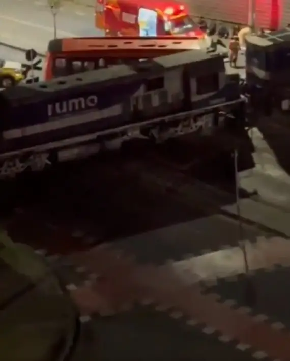 Tren parte a la mitad un Metrobús en Brasil y hay 11 heridos