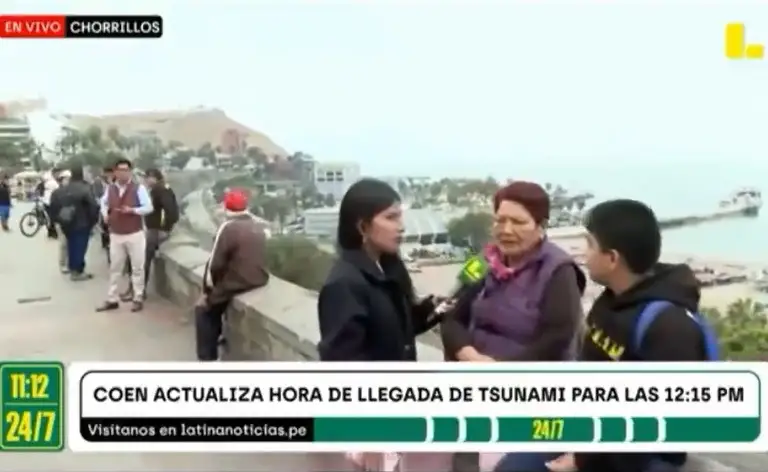Pese a alerta de tsunami en Perú, van a verlo a la playa