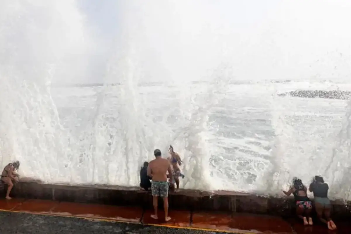 (VIDEO) Nunca había visto un tsunami: dice abuela en playa de Perú 1 Pese a alerta de tsunami en Perú, van a verlo a la playa