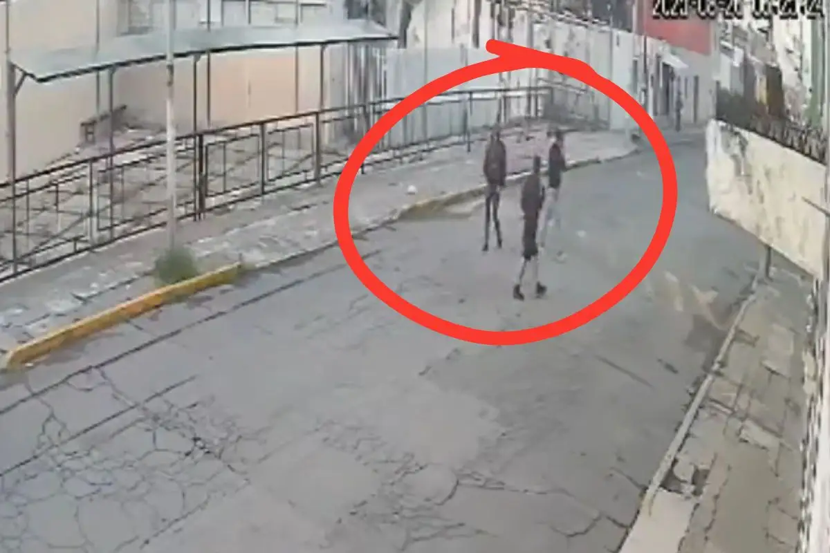 Asaltan a joven frente a escuela El Chamizal; pide ayuda y lo ignoran (VIDEO) 1 Asaltan a joven frente a escuela El Chamizal; pide ayuda y lo ignoran (VIDEO)