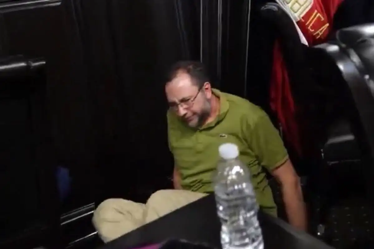 Con collarín y vendajes termina trabajador agredido en pelea entre Alito Moreno y Fernández Noroña