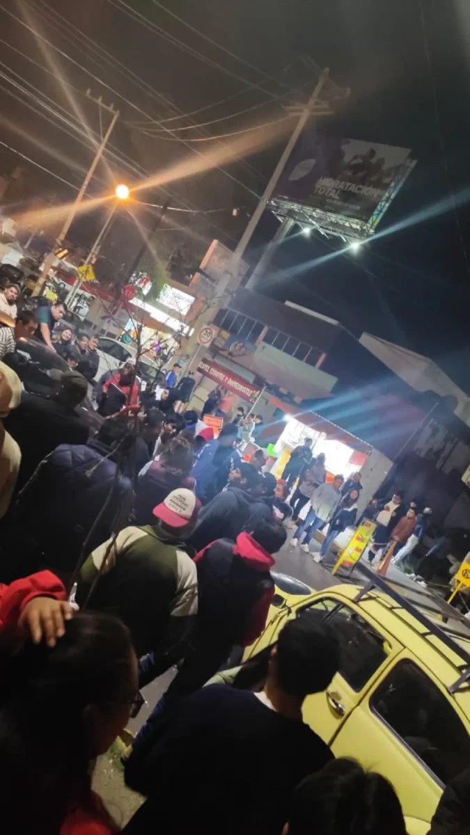 Accidente en La Margarita: Camaro se salta el camellón y choca