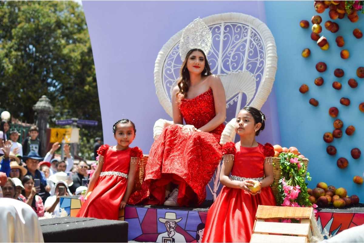 Desfile de carros alegóricos; la tradición que este 2025 reunió a más de 20 mil personas en Zacatlán