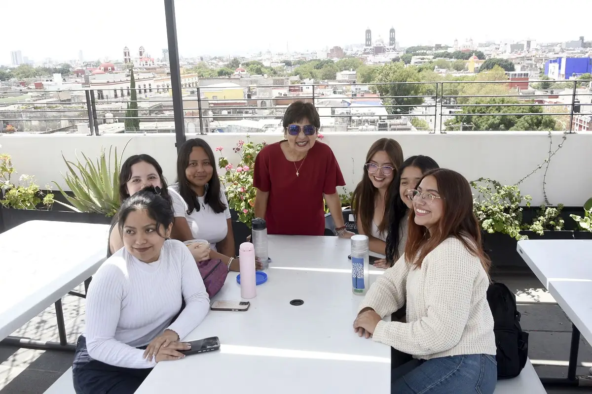 Estudiantes de Artes realizan mural en la Facultad de Psicología por sus 60 años