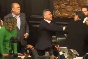Fernández Noroña y Alejandro Moreno terminan a golpes en tribuna del Senado
