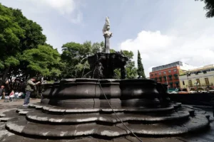 Fuente de San Miguel será restaurada tras manifestación por desaparecidos en Puebla