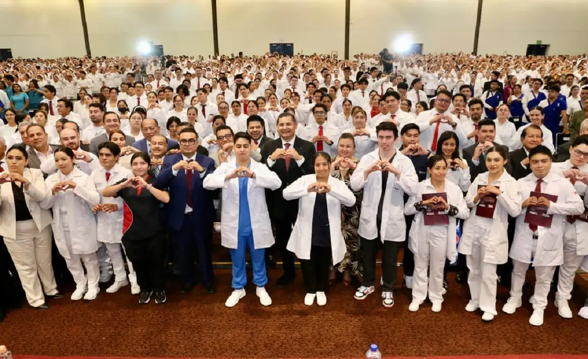 Gobierno de Puebla impulsa a jóvenes talentosos que cuidan salud de poblanos