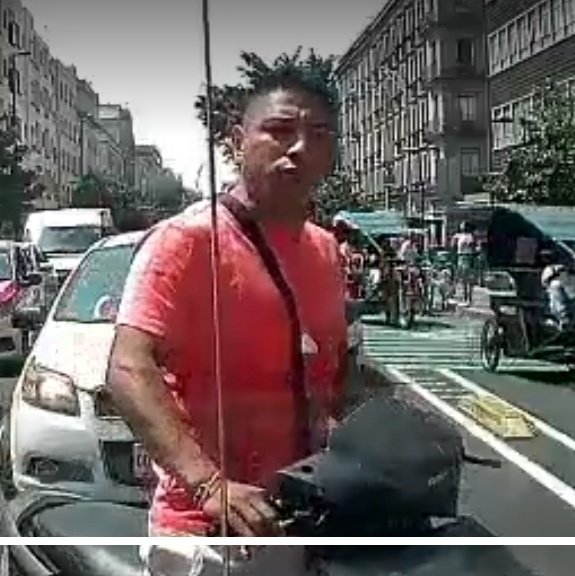 Motociclista noquea a taxista en la CDMX por choque que él provocó