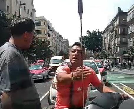 Motociclista golpea a taxista en la CDMX por choque que él provocó