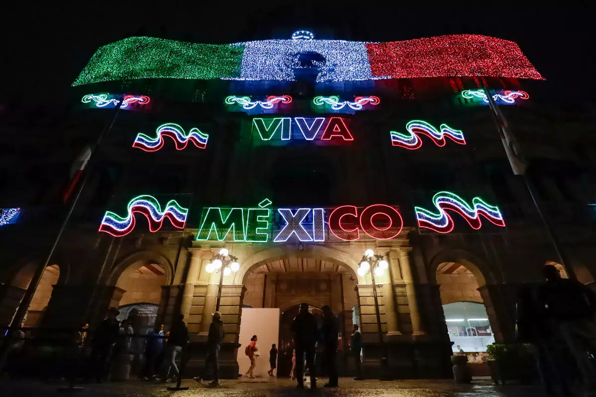 Arrancan festejos patrios en Puebla con encendido de luces en Puebla 1 encendido de luces puebla