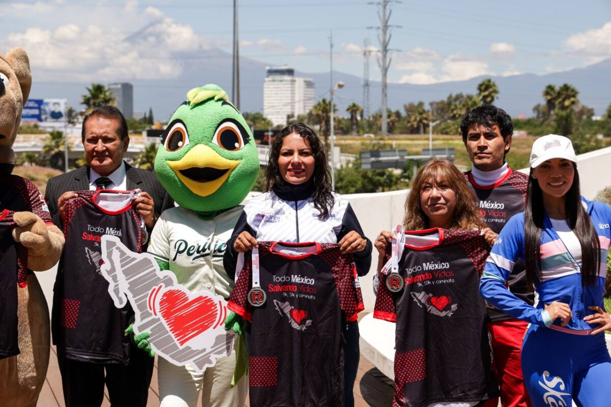 Con el objetivo de fortalecer la cultura de la prevención y promover la salud a través del deporte, se llevó a cabo la presentación de la playera y medalla de la 6ª Edición de la Carrera Nacional con Causa “Todo México Salvando Vidas 2025”, organizada por la Cruz Roja Mexicana en Puebla y que tendrá como sede el municipio de San Andrés Cholula. En ese sentido, la edil sanandreseña destacó el orgullo que representa para San Andrés Cholula ser sede por tercer año consecutivo de esta carrera: > “Nuestra administración está comprometida con las causas sociales que fomentan la unión, la salud y la vida en comunidad. Para nosotros es un honor respaldar a la Cruz Roja Mexicana en este evento que se ha convertido en una tradición para las familias y corredores de todo el estado”, expresó. Por su parte, la delegada estatal de la Cruz Roja Mexicana en Puebla, Paula Saukko de Murrieta, subrayó la importancia de la participación ciudadana en esta jornada deportiva con causa: > “La Cruz Roja no trabaja sola, necesita aliados, y San Andrés Cholula es un ejemplo de cómo un municipio puede sumarse a una causa noble y hacerla crecer”, afirmó. La sexta edición de la Carrera Nacional con Causa se realizará el próximo 7 de septiembre, con distancias de 5 y 10 kilómetros, así como la caminata familiar de 3 kilómetros, teniendo como salida la Unidad Deportiva Quetzalcóatl, ubicada junto a la pirámide de San Andrés Cholula. Con acciones como esta, la Cruz Roja Mexicana en Puebla y el Ayuntamiento de San Andrés Cholula reafirman su compromiso de trabajar juntos para fortalecer la salud, la prevención y la solidaridad social.