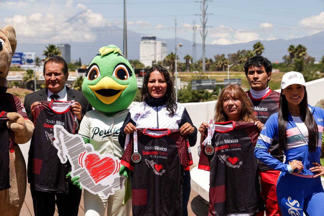 Presentan San Andrés Cholula y Cruz Roja Puebla playera y medalla de la Carrera Nacional ‘Todo México Salvando Vidas 2025’ 1 Con el objetivo de fortalecer la cultura de la prevención y promover la salud a través del deporte, se llevó a cabo la presentación de la playera y medalla de la 6ª Edición de la Carrera Nacional con Causa “Todo México Salvando Vidas 2025”, organizada por la Cruz Roja Mexicana en Puebla y que tendrá como sede el municipio de San Andrés Cholula. En ese sentido, la edil sanandreseña destacó el orgullo que representa para San Andrés Cholula ser sede por tercer año consecutivo de esta carrera: > “Nuestra administración está comprometida con las causas sociales que fomentan la unión, la salud y la vida en comunidad. Para nosotros es un honor respaldar a la Cruz Roja Mexicana en este evento que se ha convertido en una tradición para las familias y corredores de todo el estado”, expresó. Por su parte, la delegada estatal de la Cruz Roja Mexicana en Puebla, Paula Saukko de Murrieta, subrayó la importancia de la participación ciudadana en esta jornada deportiva con causa: > “La Cruz Roja no trabaja sola, necesita aliados, y San Andrés Cholula es un ejemplo de cómo un municipio puede sumarse a una causa noble y hacerla crecer”, afirmó. La sexta edición de la Carrera Nacional con Causa se realizará el próximo 7 de septiembre, con distancias de 5 y 10 kilómetros, así como la caminata familiar de 3 kilómetros, teniendo como salida la Unidad Deportiva Quetzalcóatl, ubicada junto a la pirámide de San Andrés Cholula. Con acciones como esta, la Cruz Roja Mexicana en Puebla y el Ayuntamiento de San Andrés Cholula reafirman su compromiso de trabajar juntos para fortalecer la salud, la prevención y la solidaridad social.