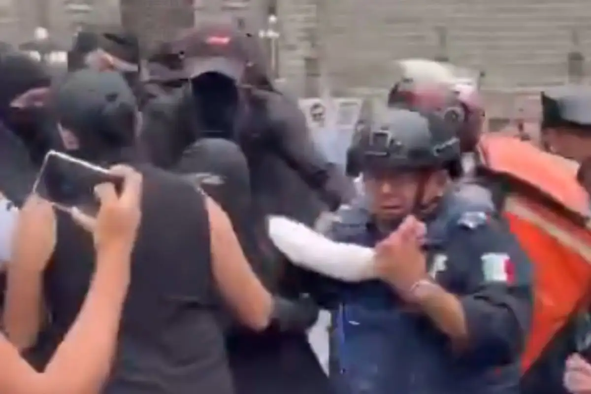Marcha por desaparecidos en Puebla termina con feministas detenidas por romper la fuente del zócalo
