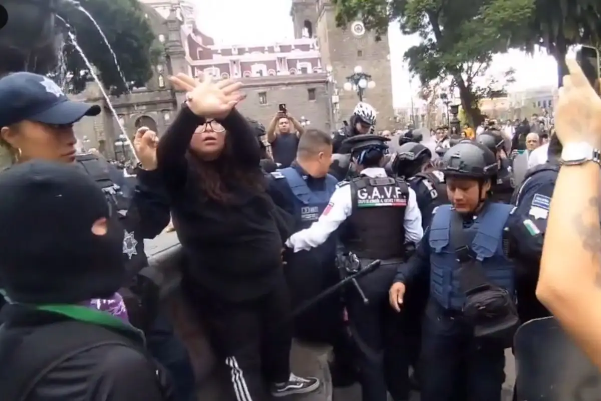 Marcha por desaparecidos en Puebla termina con feministas detenidas por romper la fuente del zócalo 1 Marcha por desaparecidos en Puebla termina con feministas detenidas por romper la fuente del zócalo