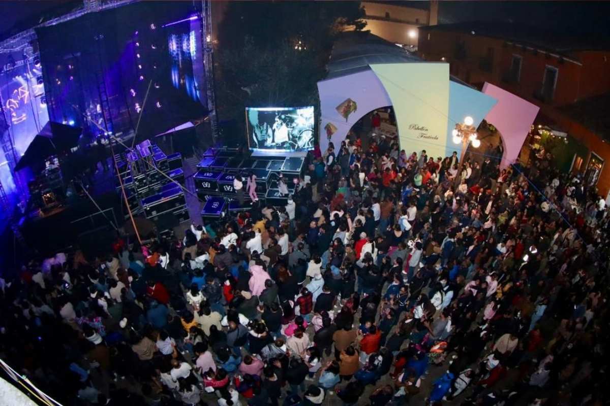 Matute llena el zócalo de Zacatlán; 9 mil personas en la coronación de Ximena 1ra