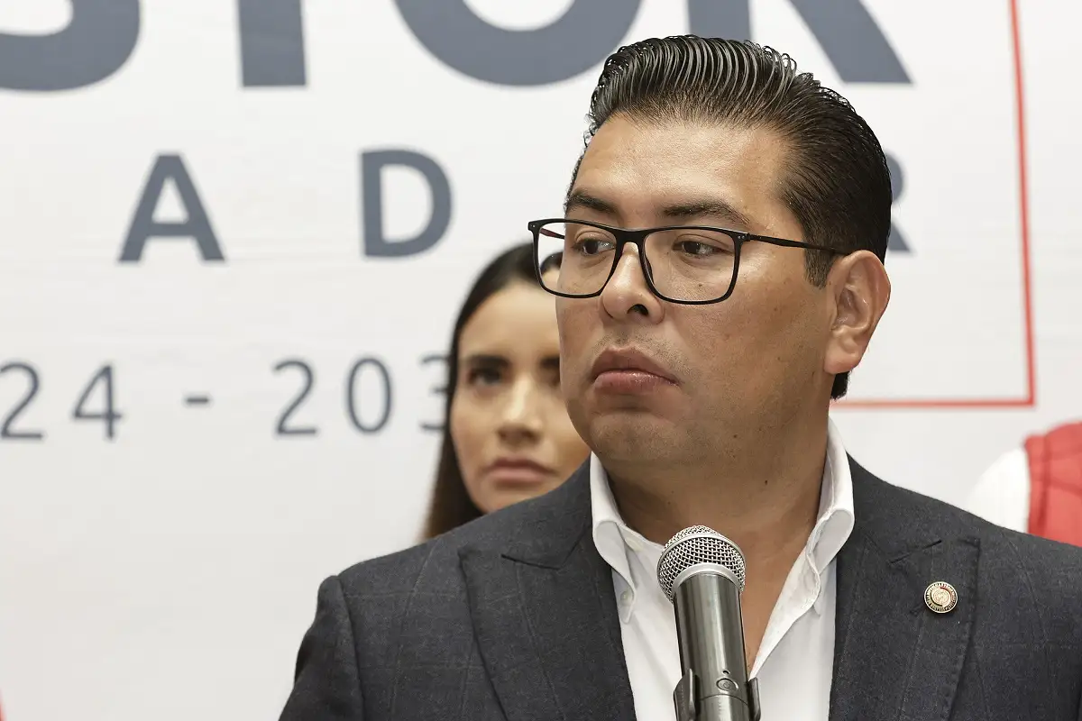 Néstor Camarillo consuma su traición se suma a Movimiento Ciudadano en el Senado