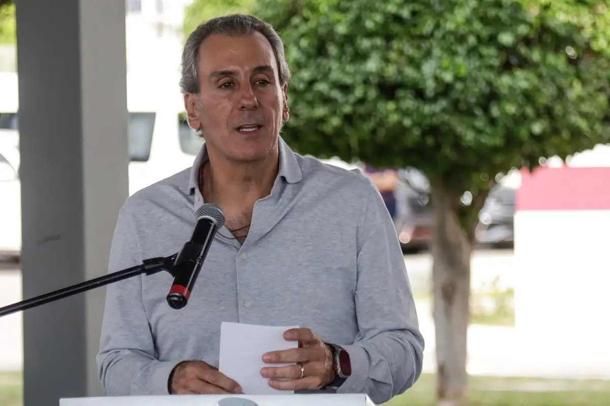 Pepe Chedraui entrega uniformes a escuelas de fútbol en Puebla capital