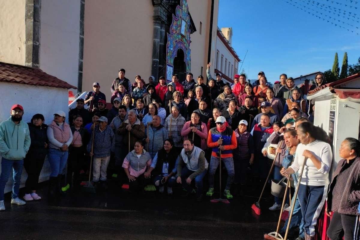 YaHueleAFeria- comerciantes y funcionarios municipales lavan el Corredor de San Pedro y San Pablo1