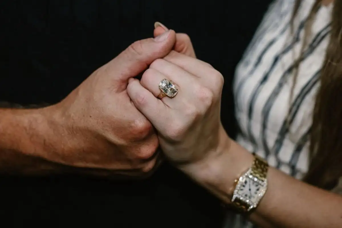 Todo lo que sabemos sobre el anillo de compromiso de Taylor Swift 1 ¿Cuánto cuesta el anillo de compromiso de Taylor Swift?