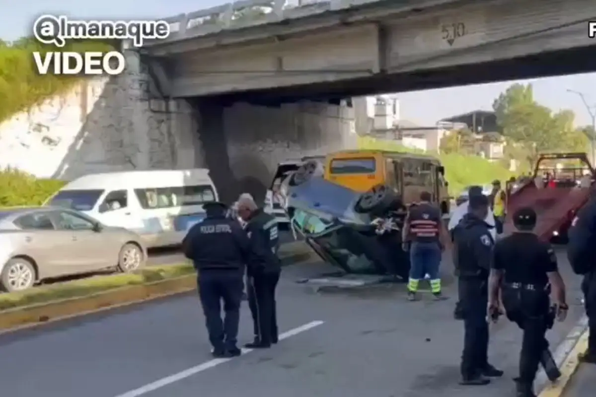 Coche cae desde la México-Puebla a la carretera federal a Tlaxcala; conductor sale ileso 1 automóvil cayó desde la México-Puebla