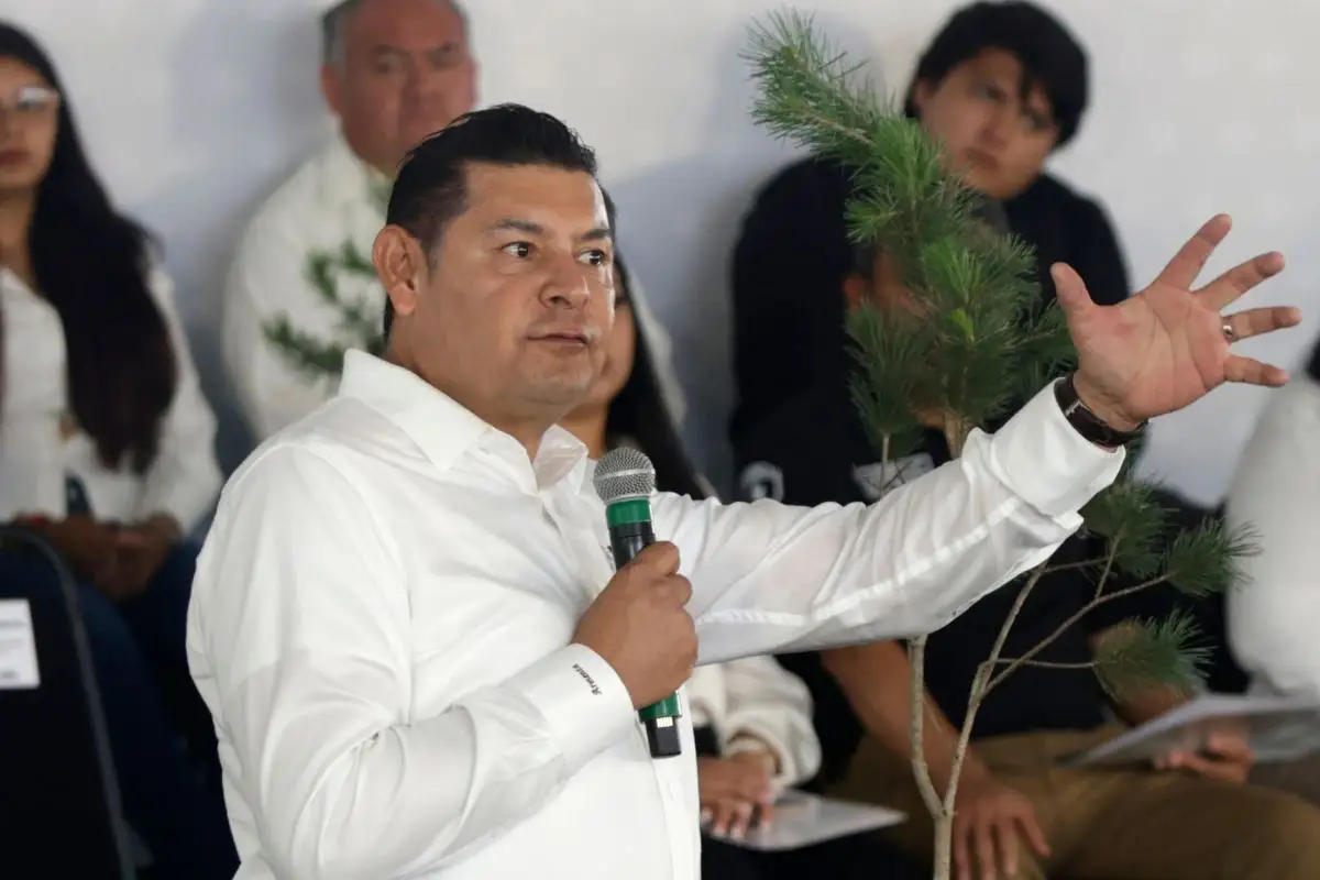Quienes quieran un cargo en las elecciones 2027 Puebla, deben servir a la gente: Armenta