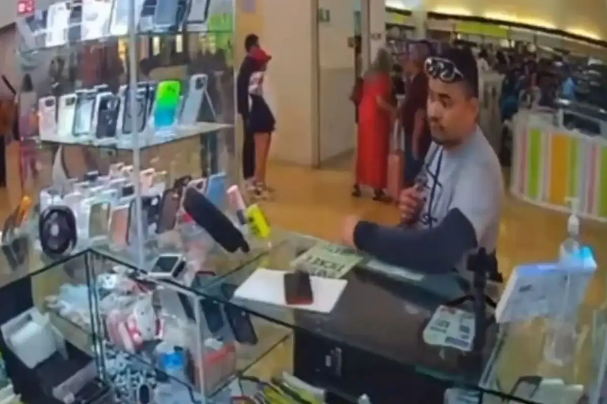 (VIDEO) Ratero aprovecha distracción de empleada para llevarse su celular en tienda de Angelópolis 1 Roban celular a empleada de tienda en Angelópolis