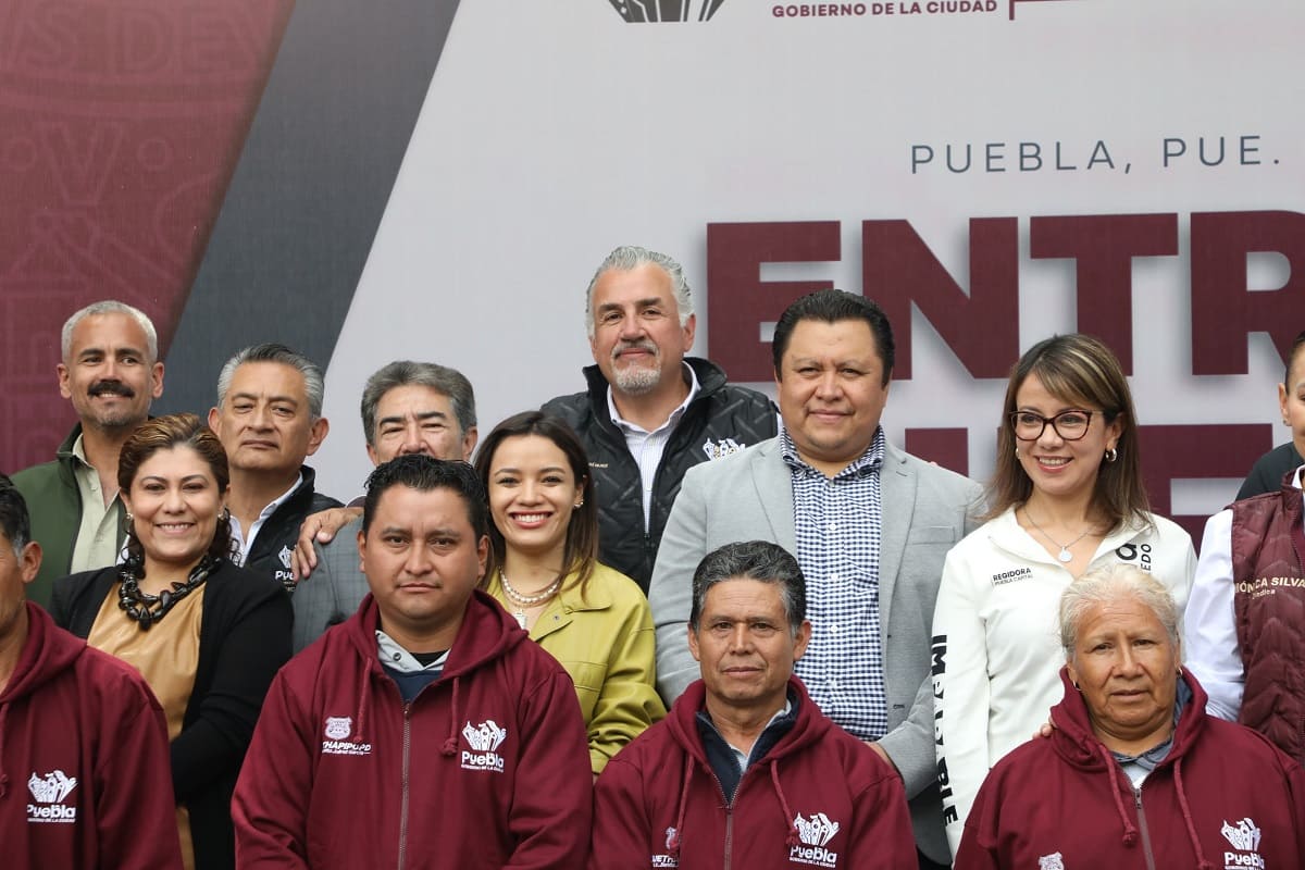 Entrega Gobierno de la Ciudad uniformes a integrantes del Sindicato del Ayuntamiento de Puebla 1 encabeza franco rodríguez entrega de uniformes