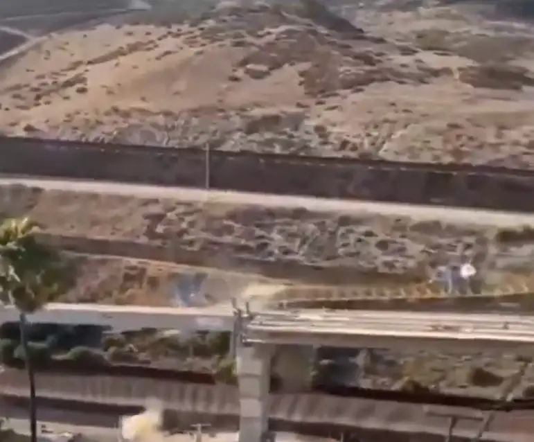 Grúa cae desde viaducto elevado en Tijuana y trabajadores huyen