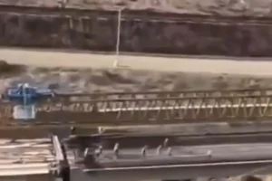 Grúa cae desde viaducto elevado en Tijuana y trabajadores huyen