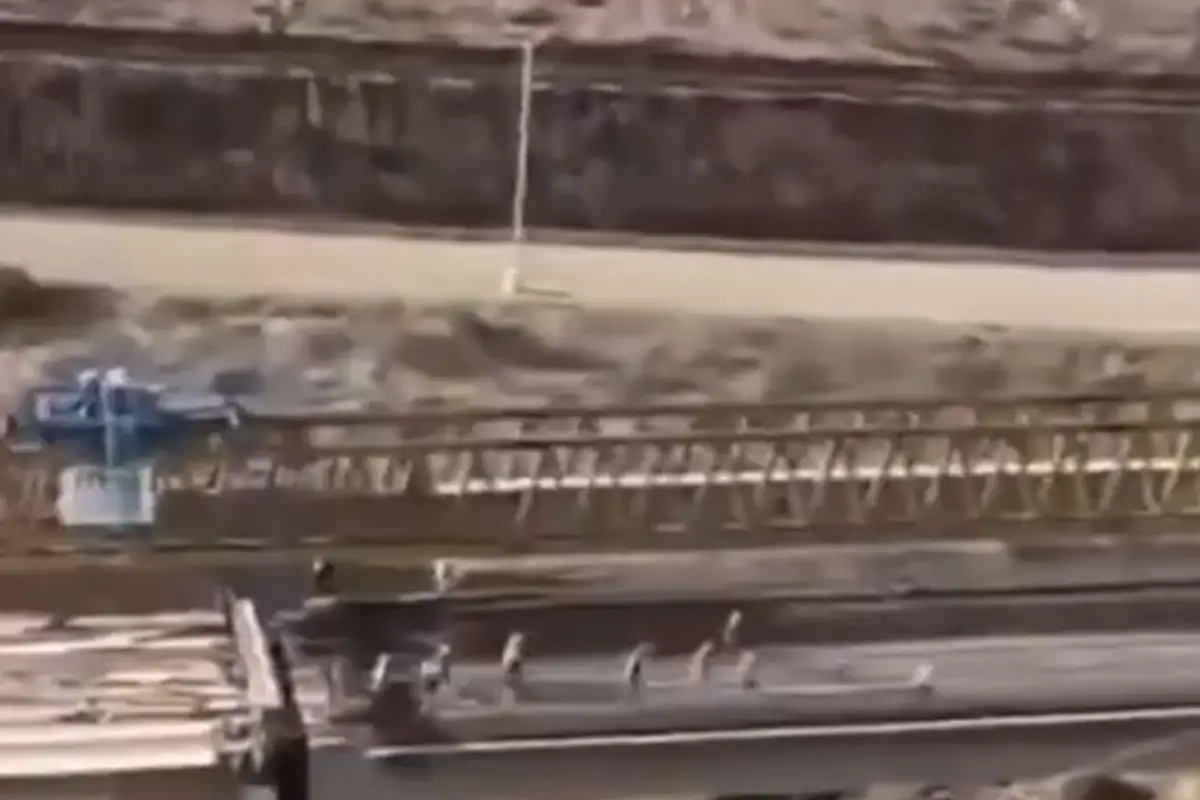 (VIDEO) Trabajadores huyen de grúa que cayó durante la construcción del viaducto elevado de Tijuana 1 Grúa cae desde viaducto elevado en Tijuana y trabajadores huyen