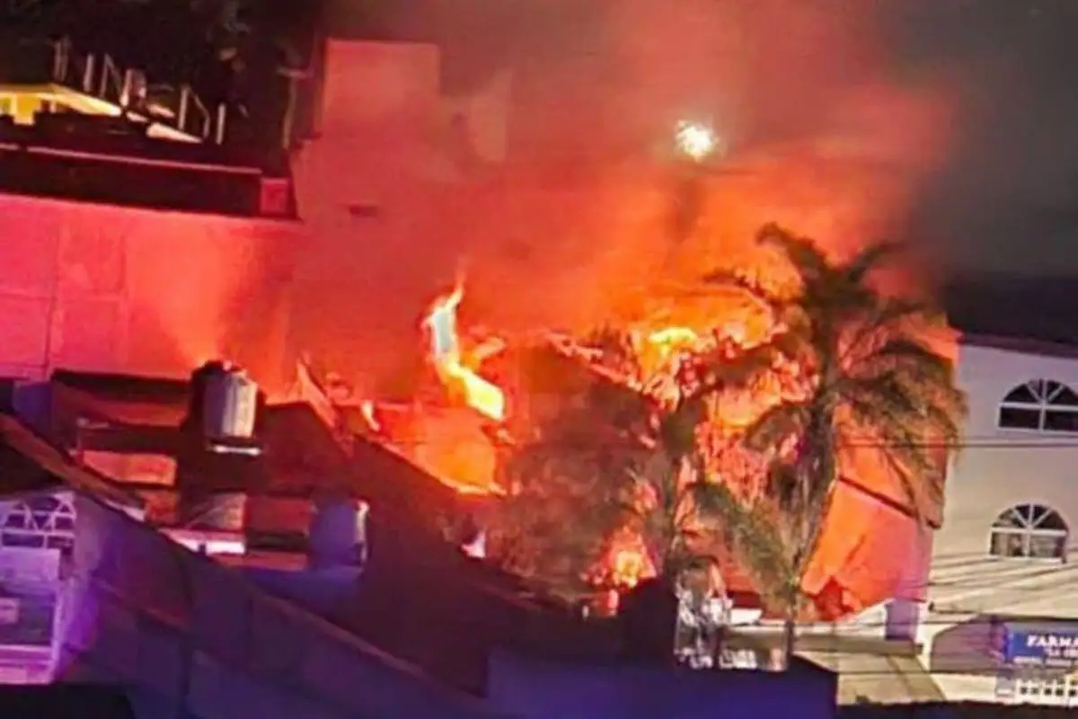 (VIDEOS) Incendian casa de alcaldesa de Queréndaro, en Michoacán 1 Incendian casa de alcaldesa de Queréndaro, en Michoacán