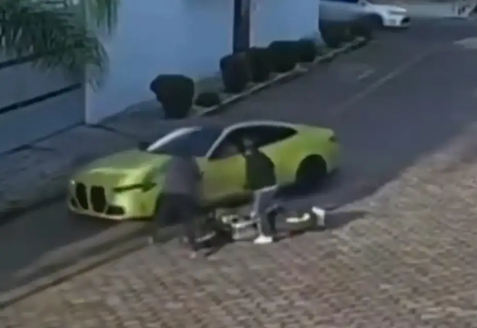 (VIDEO) Conductor escapa intento de asalto en Zavaleta