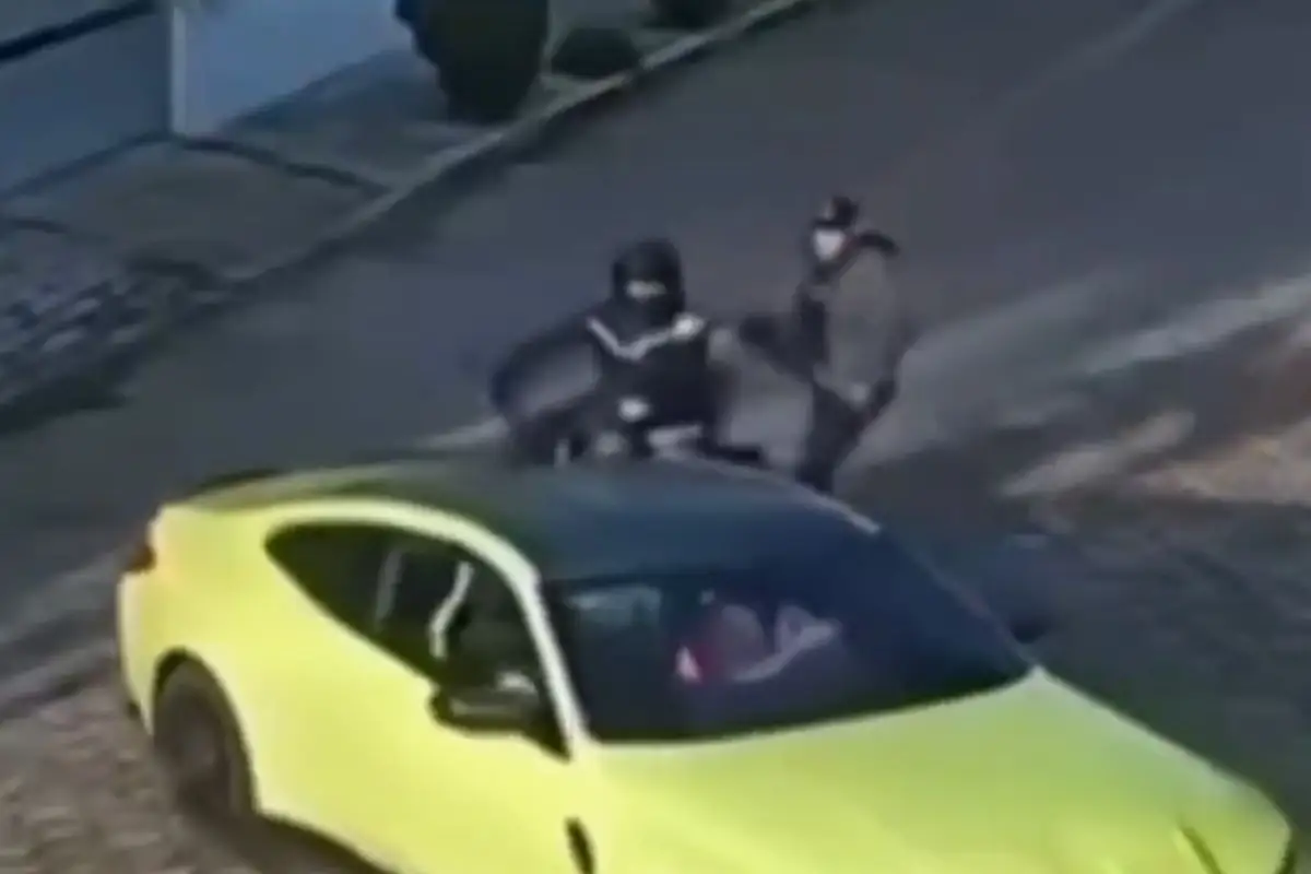 (VIDEO) Conductor escapa intento de asalto en Zavaleta