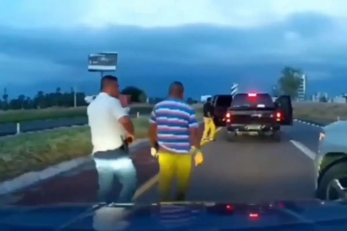 (VIDEO) Sujetos armados intimidan a familia en la Atlixco-Puebla por “cerrarles el paso” 1 Sujetos armados intimidan a familia en la Atlixco-Puebla