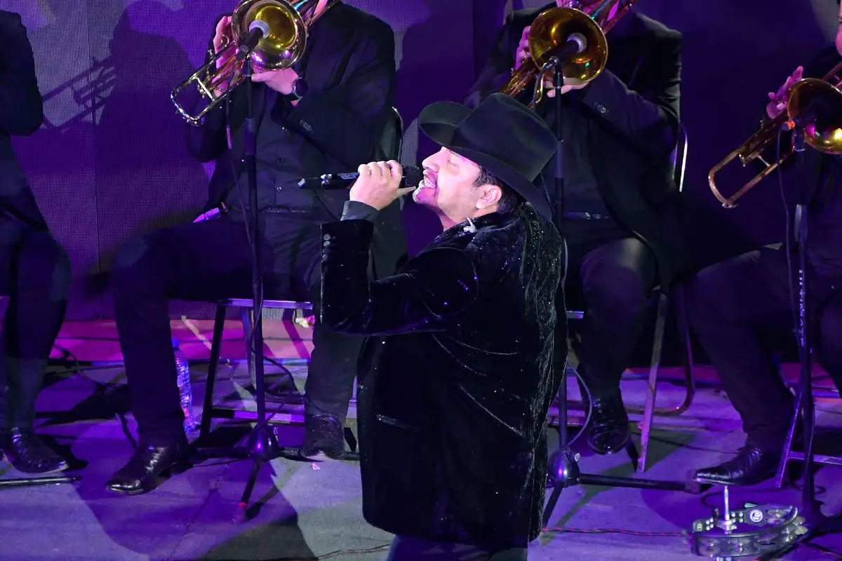 Julión Álvarez en el Paseo Bravo el 15 de septiembre