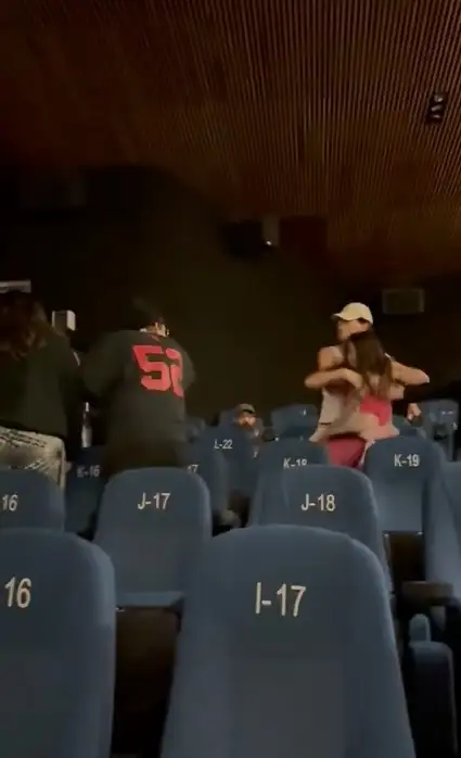 Lady Cineteca: Joven explota y le grita a asistentes que le pidieron guardar silencio 2 Lady Cineteca