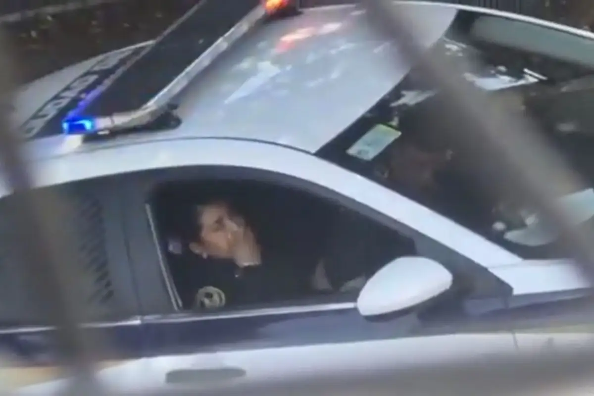 Dos policías son captados teniendo actos sexuales dentro de patrulla estacionada 1 Captan a policías teniendo actos sexuales dentro de patrulla