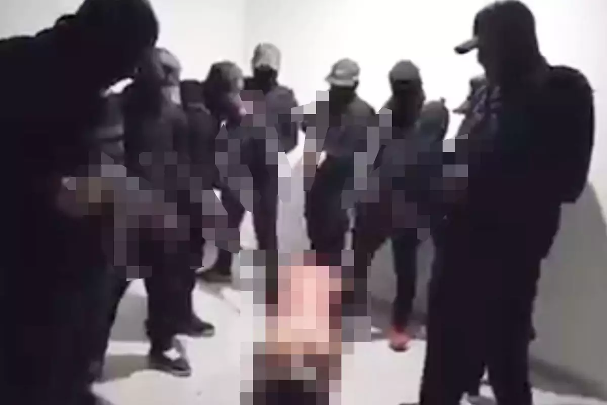 VIDEO exhibe a víctima de ejecución en Puebla; Familia Michoacana se adjudica emplayados del Mercado 5 de Mayo 1 Familia Michoacana se adjudica emplayados del Mercado 5 de Mayo