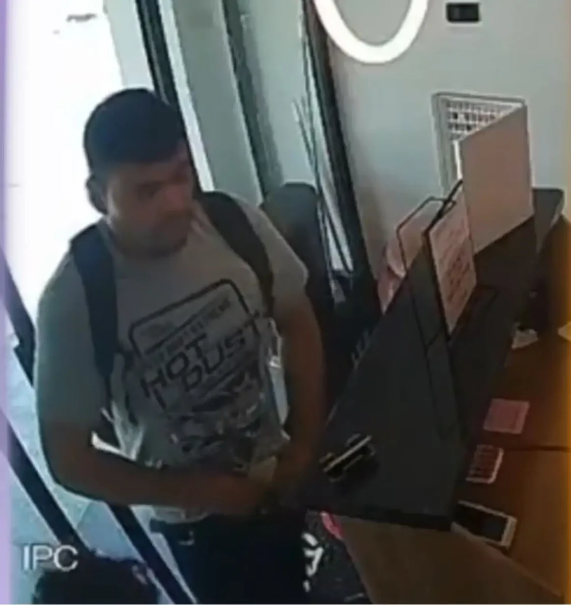 pareja que robó celular en Angelópolis