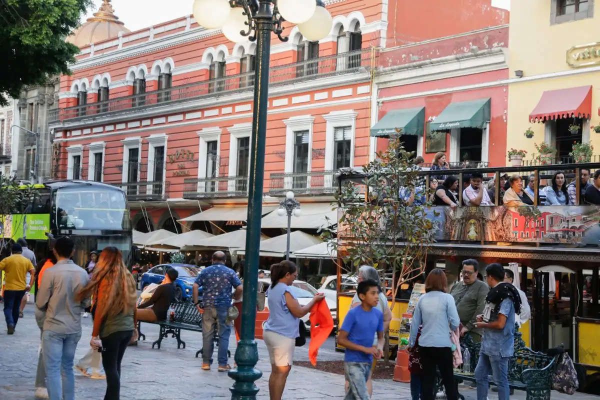 Alertan por servicios turísticos falsos en Centro de Puebla