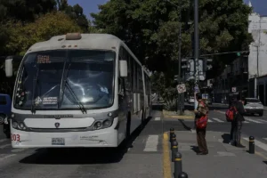 Analizan incrementar multas por obstruir el carril del RUTA