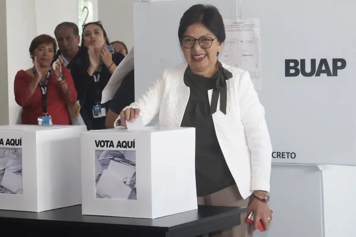 Candidatos a la rectoría de la BUAP acuden a votar en CU: llaman a la participación electoral 1 Candidatos a la rectoría de la BUAP acuden a votar en CU