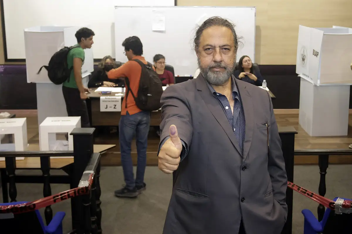 Candidatos a la rectoría de la BUAP acuden a votar en CU