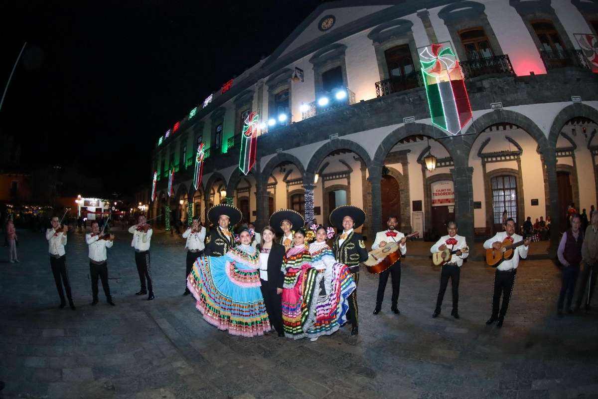 Con música y danza, se iluminó el zócalo de Zacatlán con motivo de las Fiestas Patrias