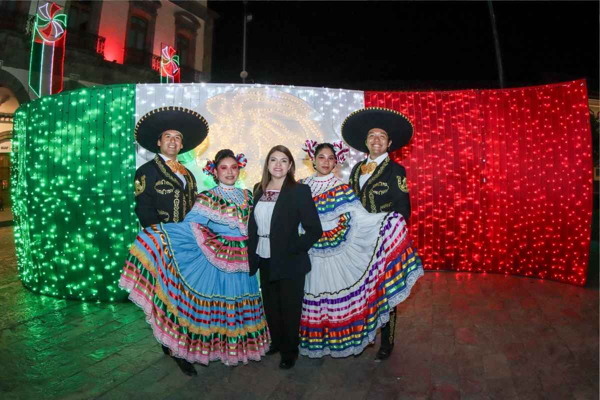 Con música y danza, se iluminó el zócalo de Zacatlán con motivo de las Fiestas Patrias 1 Con música y danza, se iluminó el zócalo de Zacatlán con motivo de las Fiestas Patrias