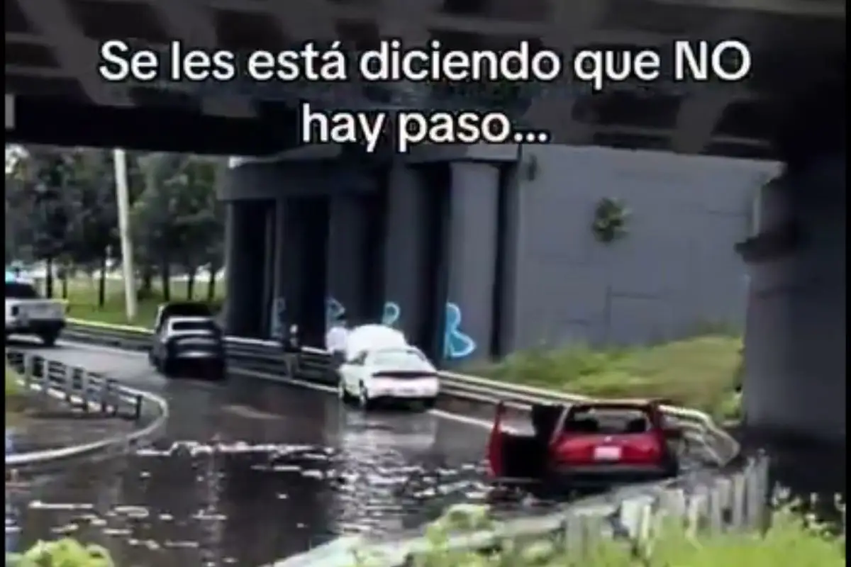 Conductores quedan varados en el Periferico Ecologico tras ignorar cierre por inundacion 1